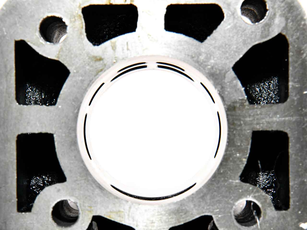 Foto vom inneren eines Suzuki RMX Zylinders.