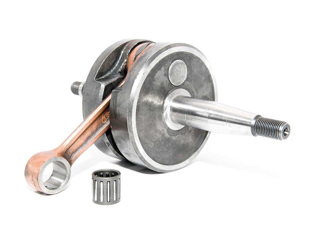 Barikit Kurbelwelle für einen Derbi C7 Motor. Eine Pleuelstange mit Hubzapfen und ein Nadellager.