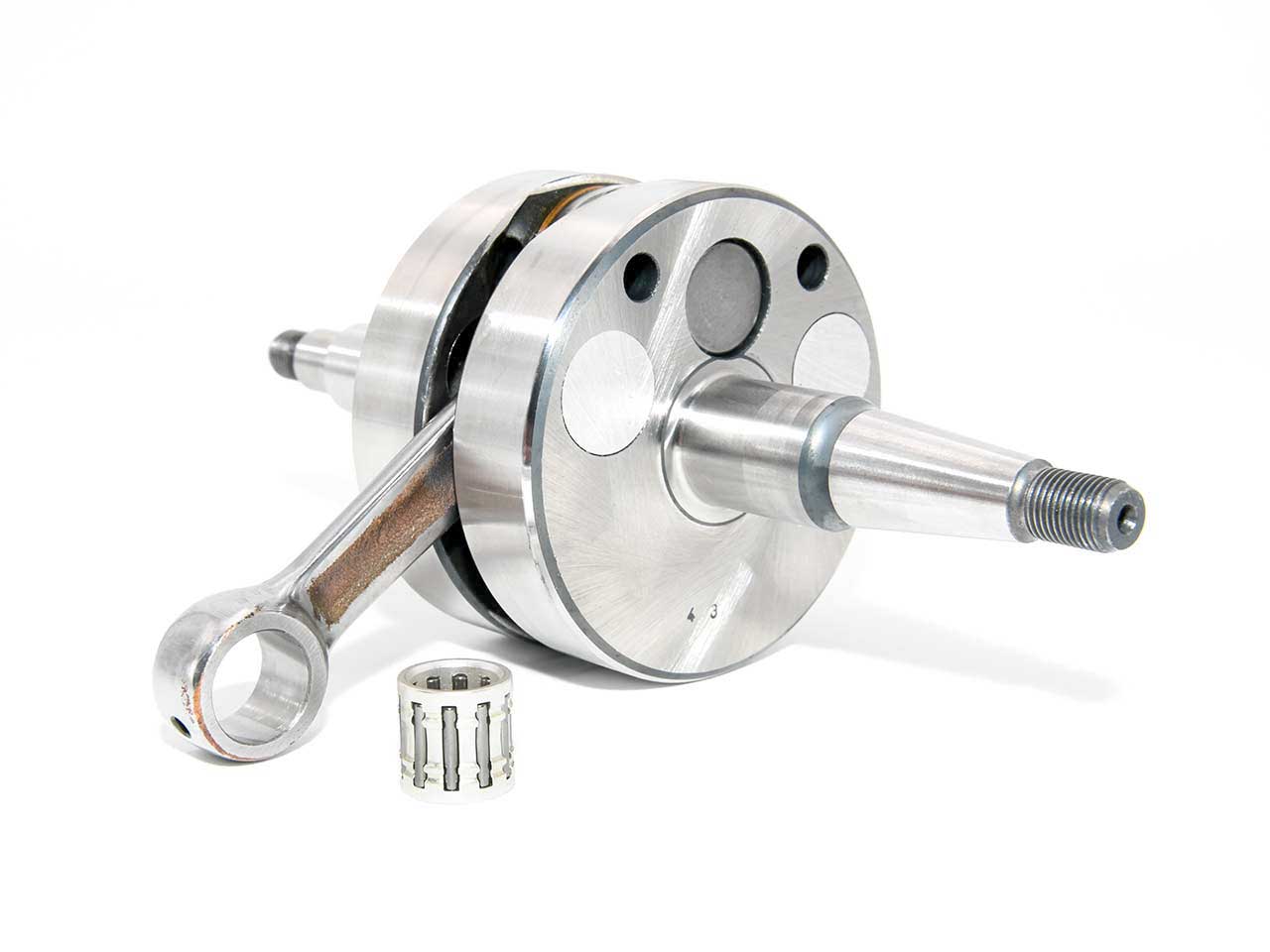 Barikit Kurbelwelle für einen Derbi GPR Moped Motor. Eine Pleuelstange mit Hubzapfen und ein Nadellager.