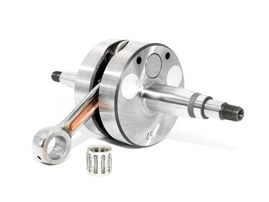 Barikit Kurbelwelle für einen D50B0 Motor. Eine Pleuelstange mit Hubzapfen und ein Nadellager.