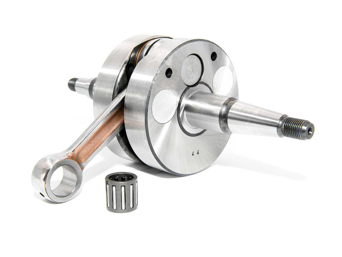 Barikit Kurbelwelle für einen D50B0 Motor. Eine Pleuelstange mit Hubzapfen und ein Nadellager.