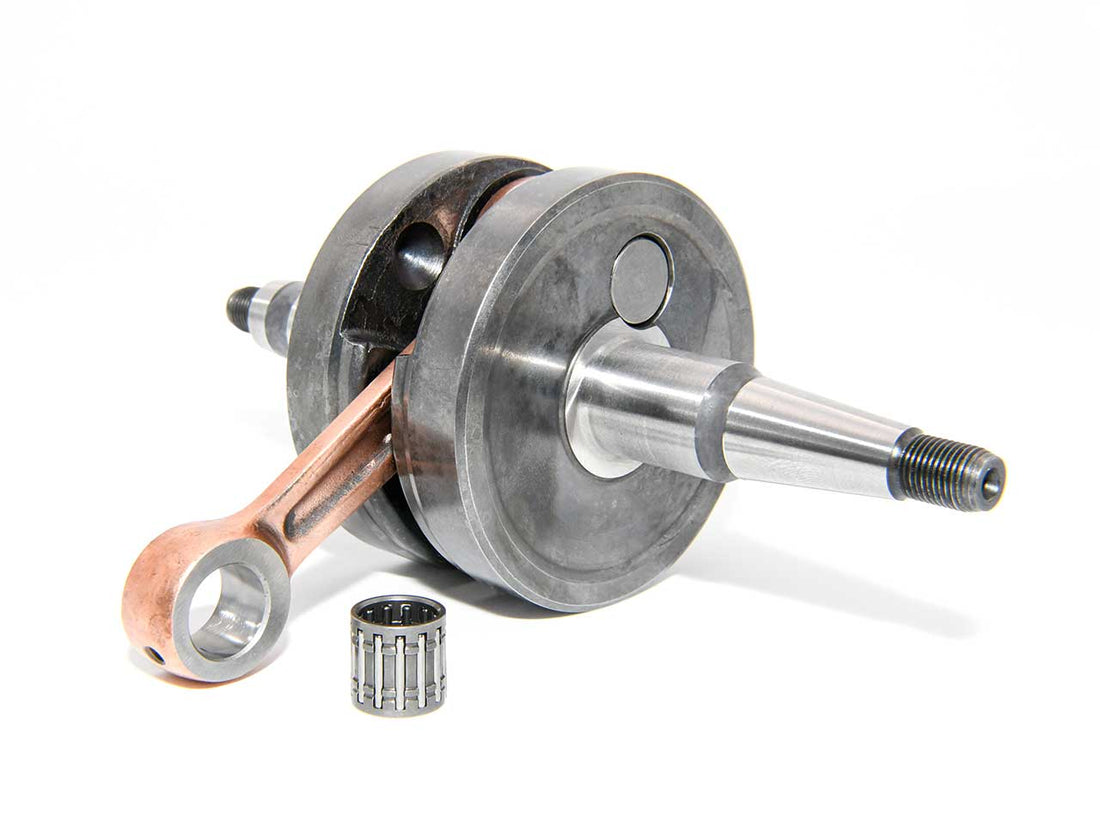 Barikit Kurbelwelle für einen D50B0 Motor. Eine Pleuelstange mit Hubzapfen und ein Nadellager.