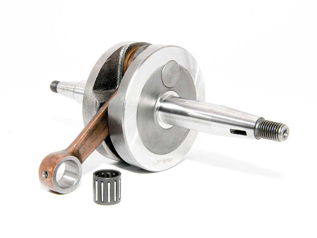 Barikit Kurbelwelle für einen AM6 Moped Motor. Eine Pleuelstange mit Hubzapfen und ein Nadellager.