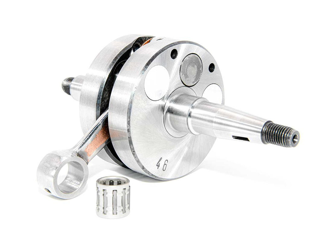 Barikit Kurbelwelle für einen AM6 Moped Motor. Eine Pleuelstange mit Hubzapfen und ein Nadellager.