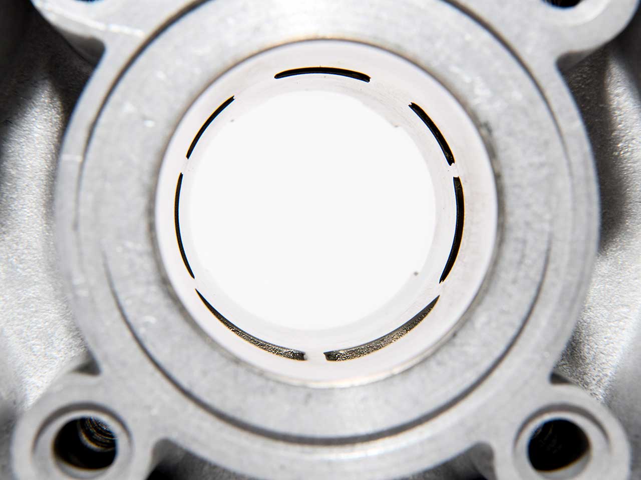 BARIKIT Tuning Zylinder von innen Fotografiert überströmter sowie Auslass sichtbar.