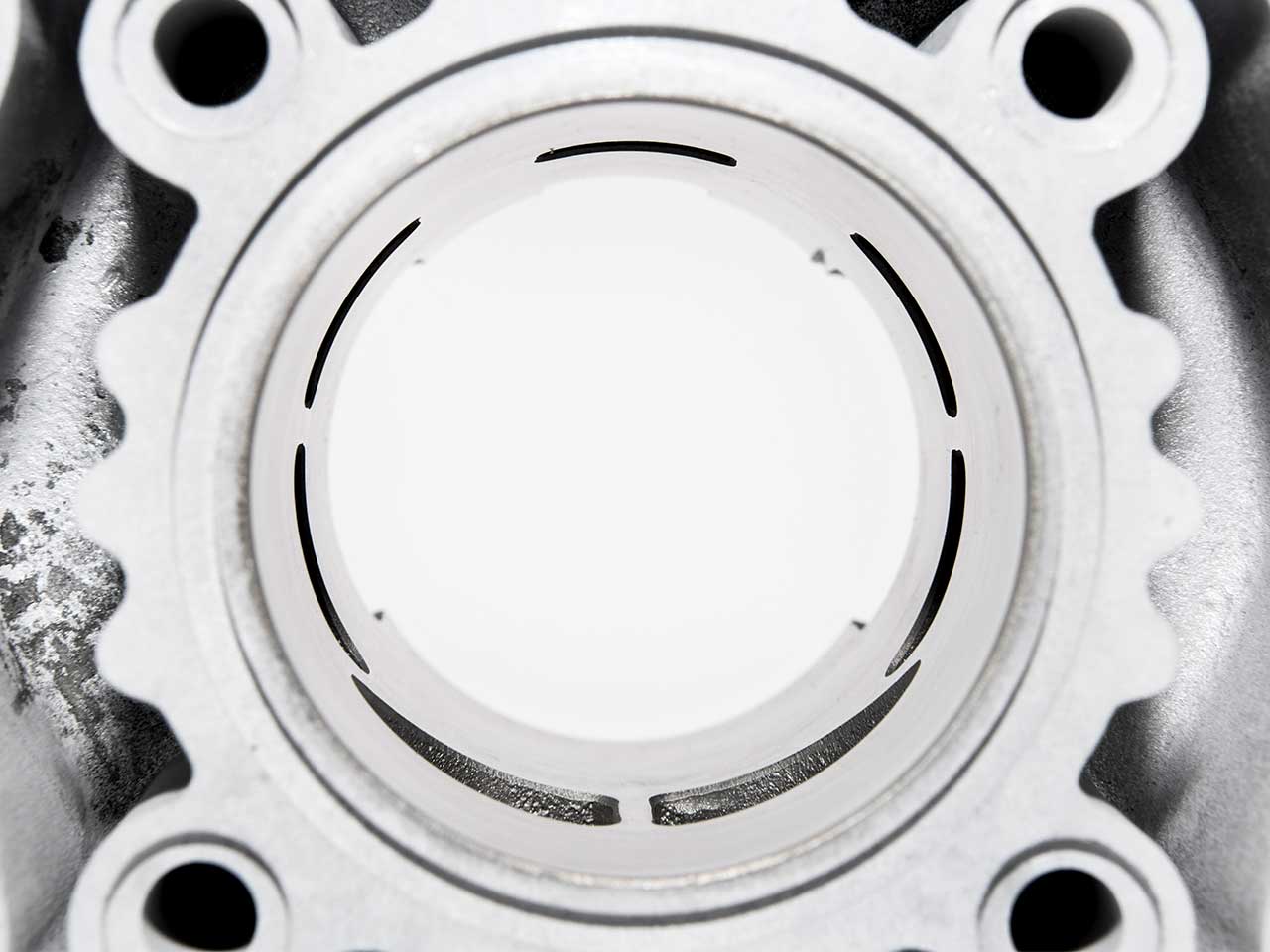 BARIKIT Tuning Zylinder von innen Fotografiert überströmter sowie Auslass sichtbar.