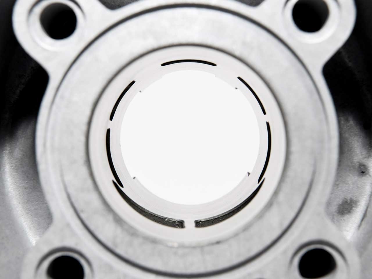 BARIKIT Tuning Zylinder von innen Fotografiert überströmter sowie Auslass sichtbar.