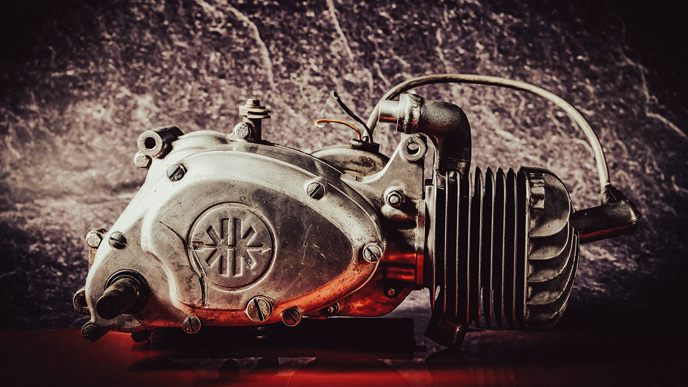 Liegender Kreidler Florett Motor mit grauem Hintergrund und rotem Untergrund 