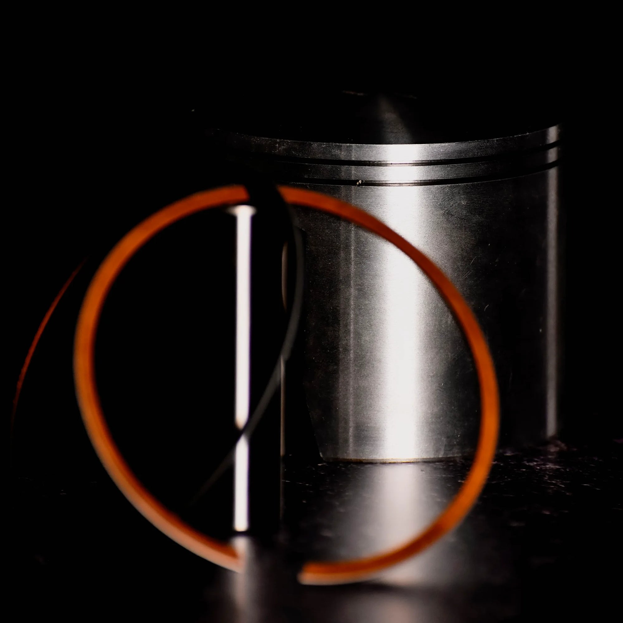 Barikit Kolbenkit mit Ringen in dunkler Aufnahme 