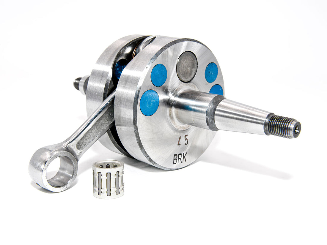 Barikit Tuning Kurbelwelle für einen D50B0 Moped Motor. Eine Pleuelstange mit Hubzapfen und ein Nadellager.