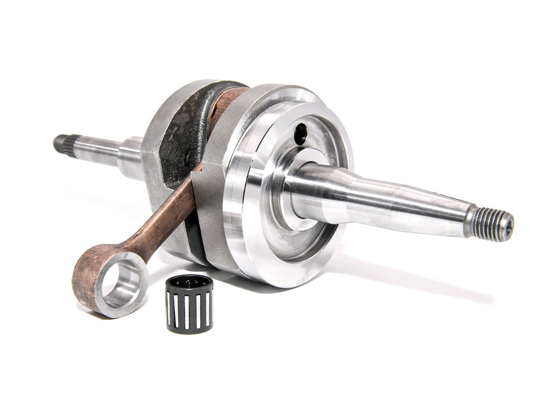 Barikit Kurbelwelle für einen Peugeot Speedfight Motor. Eine Pleuelstange mit Hubzapfen und ein Nadellager.