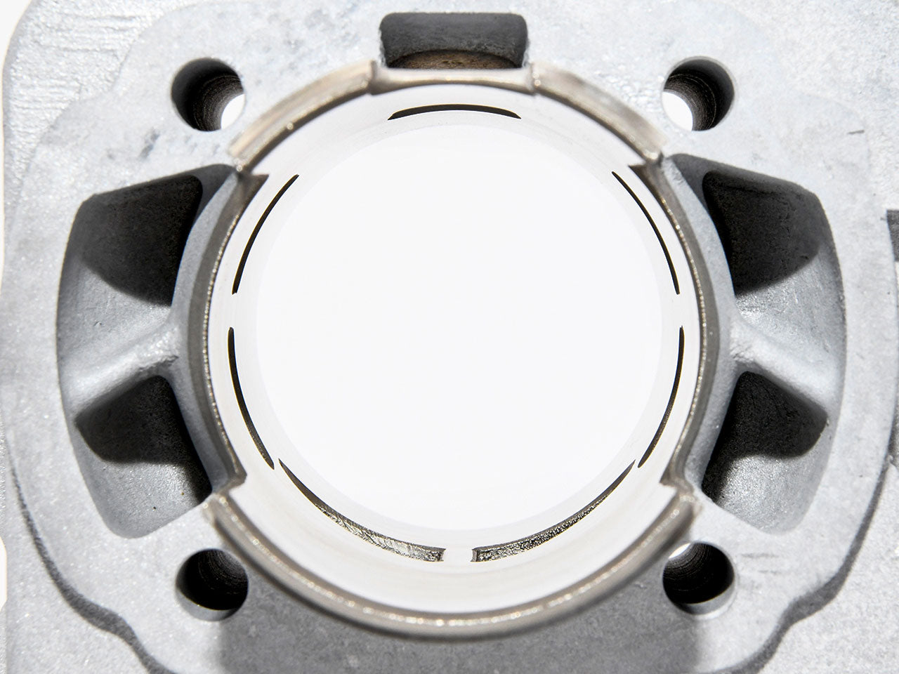 BARIKIT Tuning Zylinder von innen Fotografiert überströmter sowie Auslass sichtbar.