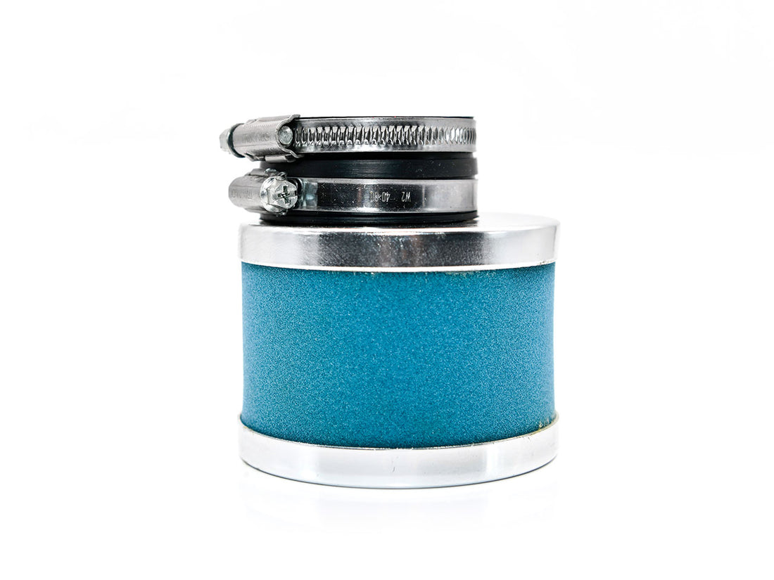 Luftfilter aus blauem Schaumstoff. 