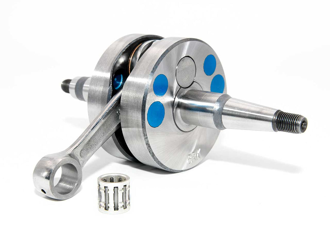 Barikit Tuning Kurbelwelle für einen D50B0 Motor. Eine Pleuelstange mit Hubzapfen und ein Nadellager.
