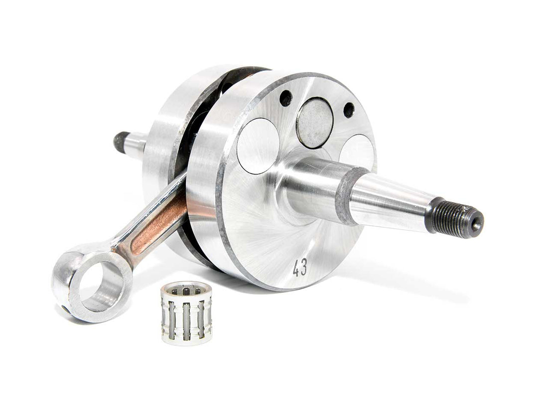 Barikit Kurbelwelle für einen Derbi Senda Moped Motor. Eine Pleuelstange mit Hubzapfen und ein Nadellager.