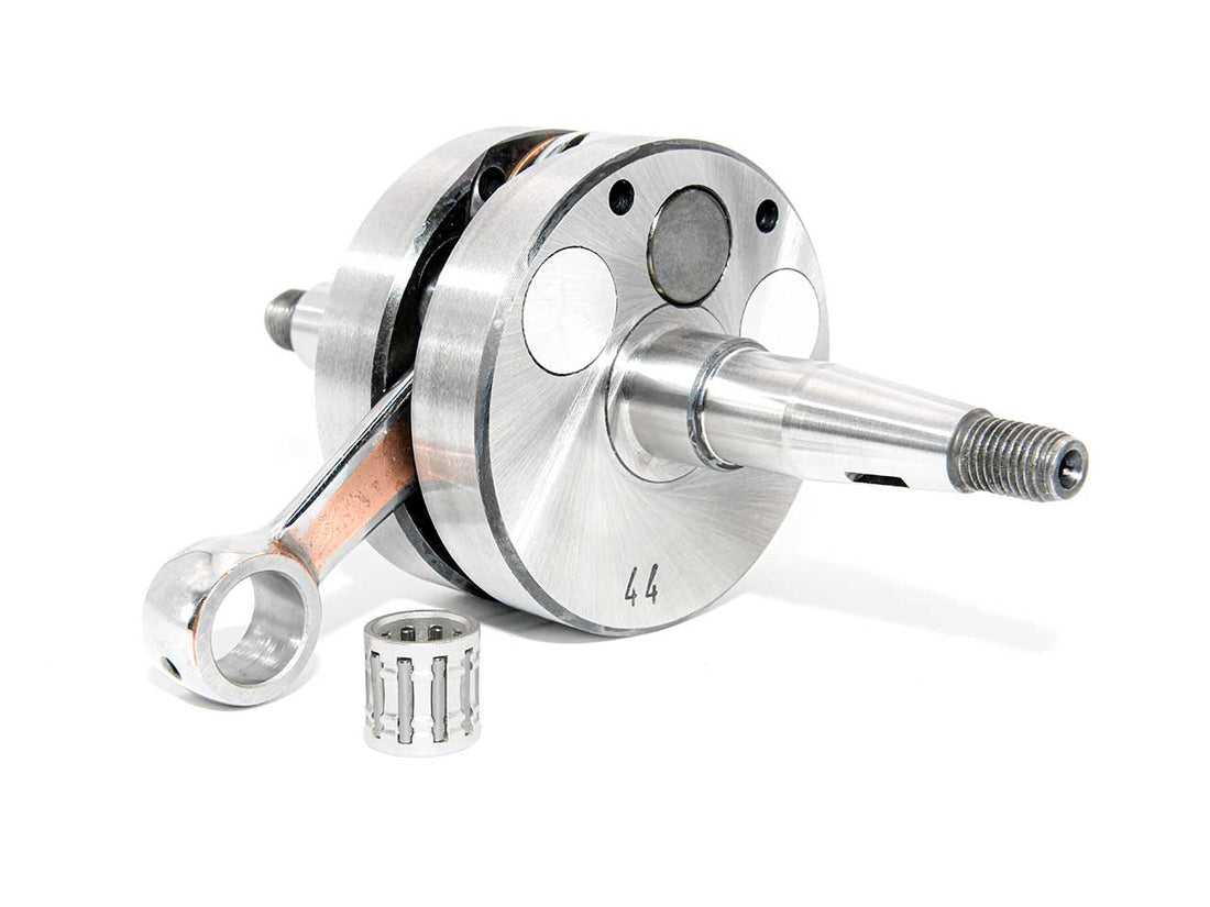 Barikit Kurbelwelle für einen AM6 Moped Motor. Eine Pleuelstange mit Hubzapfen und ein Nadellager.