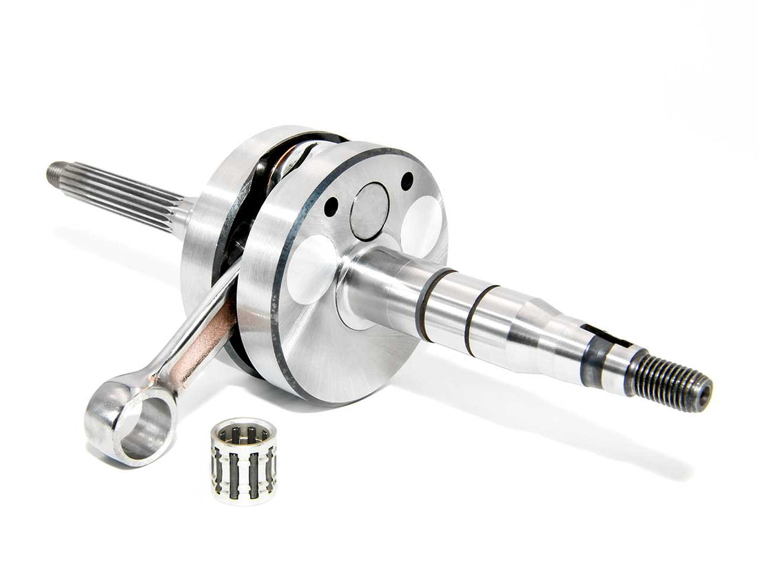 Barikit Kurbelwelle für einen Yamaha Aerox Motor. Eine Pleuelstange mit Hubzapfen und ein Nadellager.