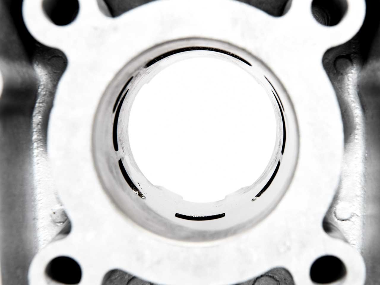 BARIKIT Tuning Zylinder von innen Fotografiert überströmter sowie Auslass sichtbar.