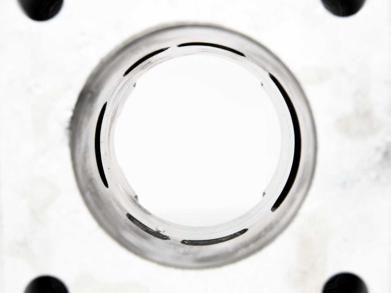 BARIKIT Tuning Zylinder von innen Fotografiert überströmter sowie Auslass sichtbar.